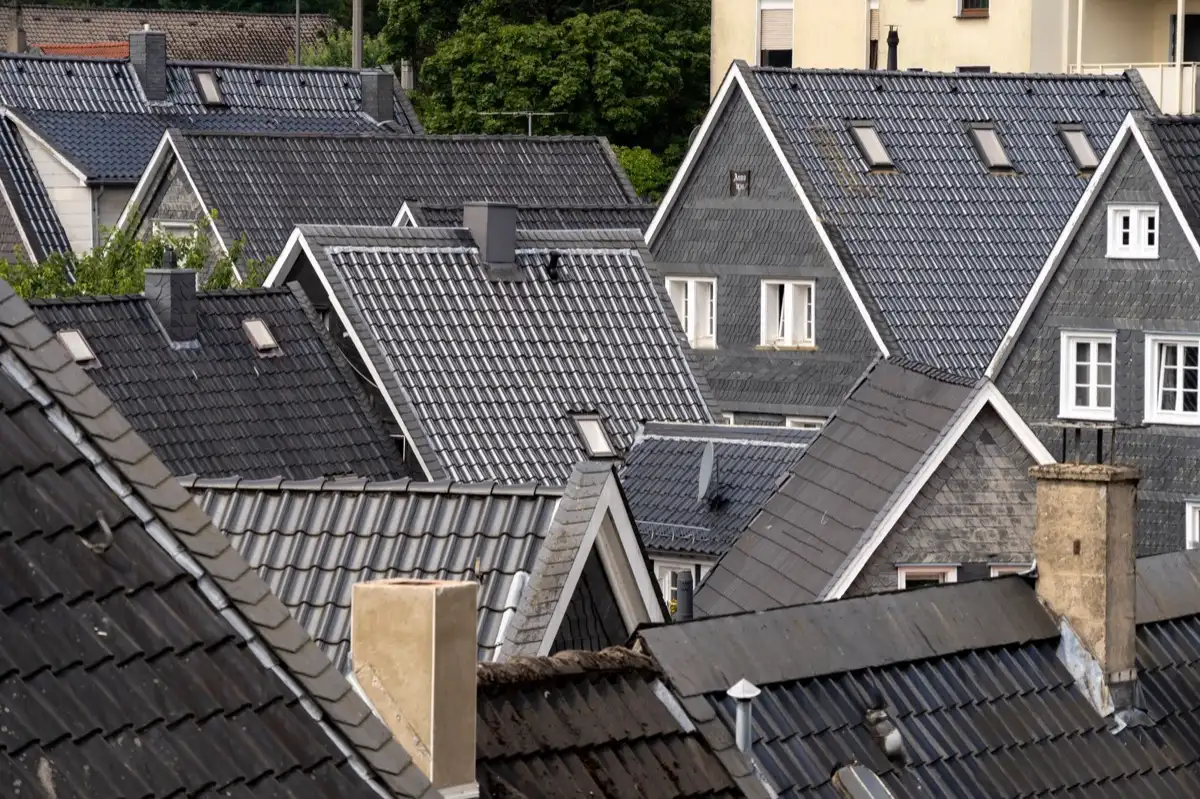 Steep roof eaves and gutter lines on houses in Edinburg, TX